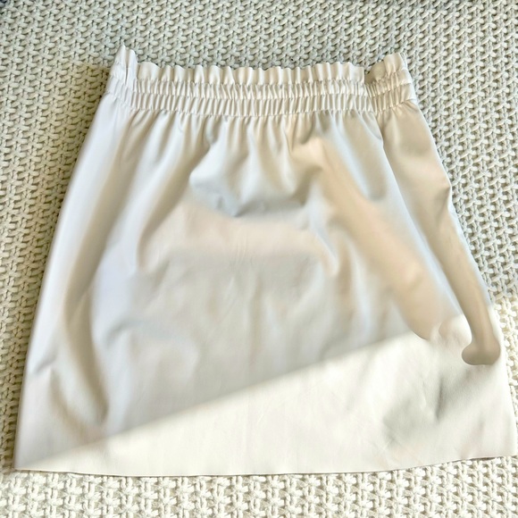 NWOT Vera Moda faux leather cream mini skirt size XL - Picture 2 of 3